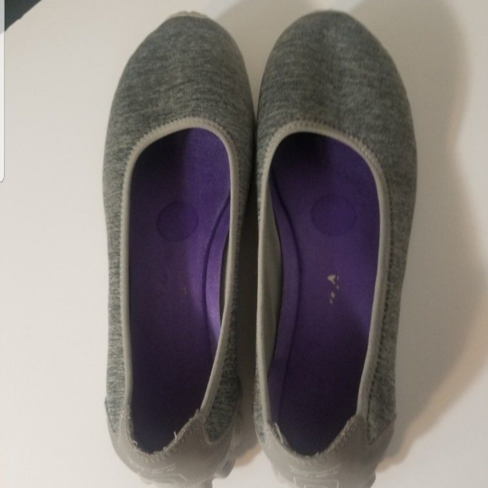 GRAY SKECHERS SLIP ON SHOES